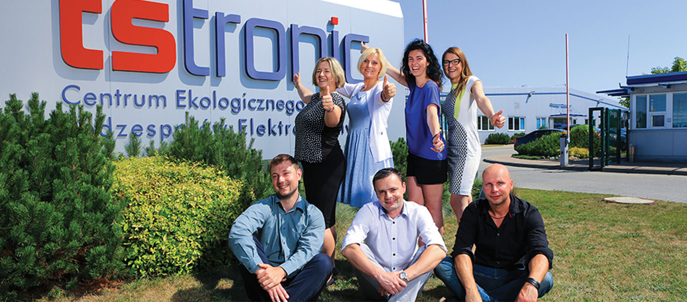 Group photo of the TSTRONIC team in front of the main entrance