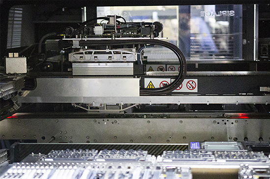 Maszyna montująca komponenty na płytce PCB