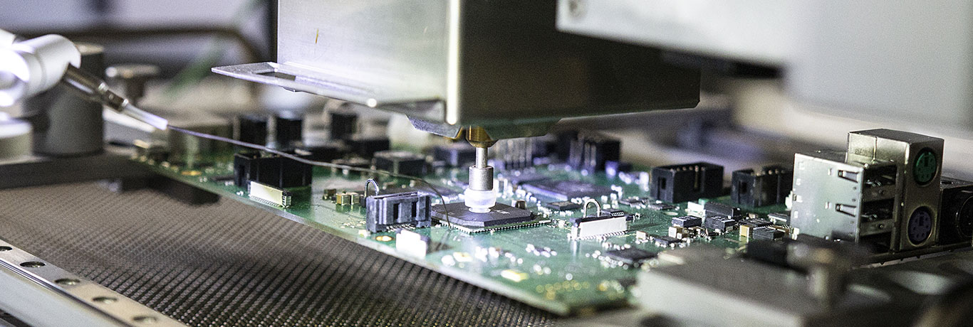Montaż komponentów na płytce PCB